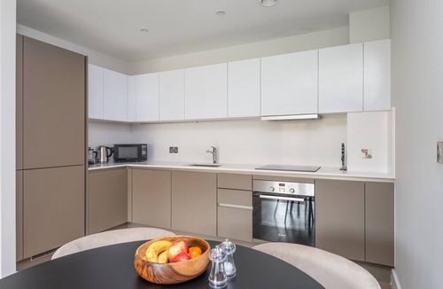 Wembley Park Apartment | Near Wembley Stadium with Gym & Balcony