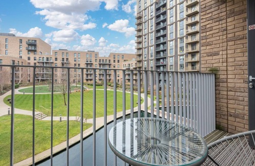 Wembley Park Apartment | Near Wembley Stadium with Gym & Balcony