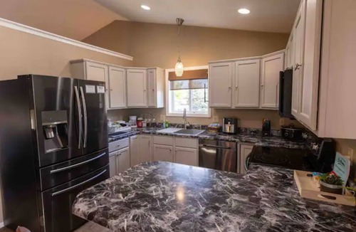 Sioux Falls House | New~The Lily Pad~Hot tub & Sauna/Dog&Kid Friendly