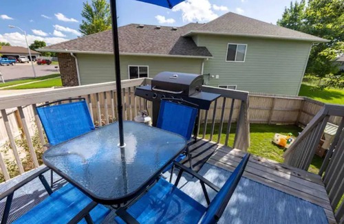 Sioux Falls House | New~The Lily Pad~Hot tub & Sauna/Dog&Kid Friendly