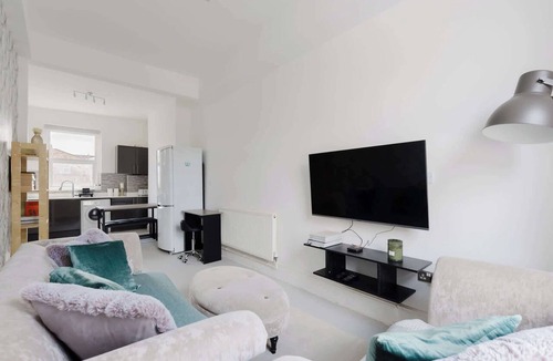 Harrow Road Apartment | Newly Renovated 4BDR Home Near Notting Hill