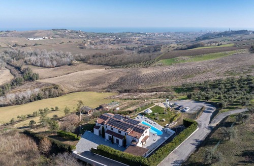Silvi Villa | Nice apartment in villa for 4 guests with A/C, pool, WIFI, TV, patio and pets allowed