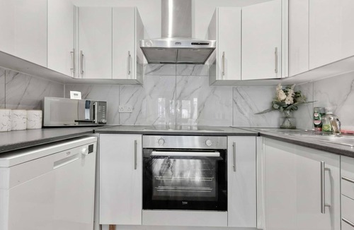 West Kensington Apartment | Notting Hill Neighbour - 2BR Designer Stay