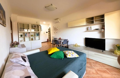 Zona XXXIII Acilia Sud Apartment | NUOVO Alloggio Giardino di Rosy tra Roma EUR e il Mare di Ostia
