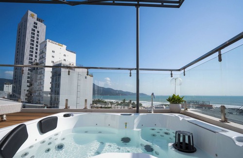 Son Tra Villa | Oceanview 4BRs Villa w Rooftop Jacuzzi 1 Minute to Beach