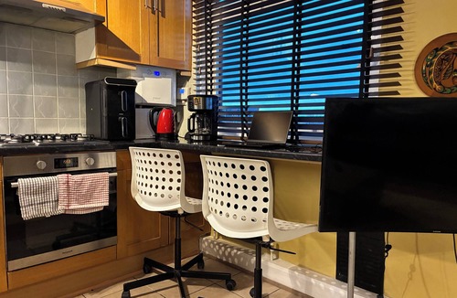 West Kensington Apartment | on the triangle of Earls court, west Kensington and Fulham. metro 5 mins away.