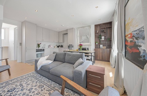 Harrow Road Apartment | Oversize 3Bed 2bath Victorian Penthouse w/AC in Maida Vale