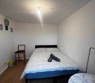 Coldharbour Apartment | Overton 1