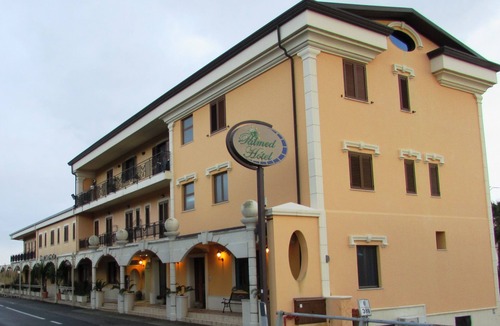 Gizzeria Hotel | Palmed Hotel