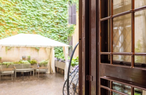 Rione V Ponte Apartment | Pantheon Urbes Collection