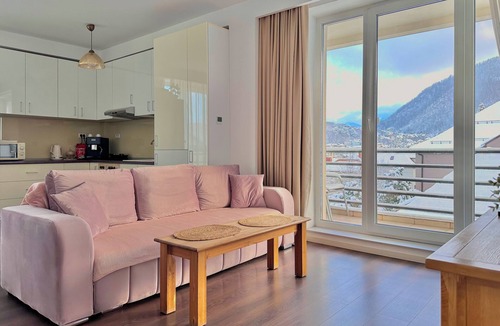 Centrul Vechi Apartment | Peaceful 2-Bedroom Apartment with Stunning View of the Brasov Mountains