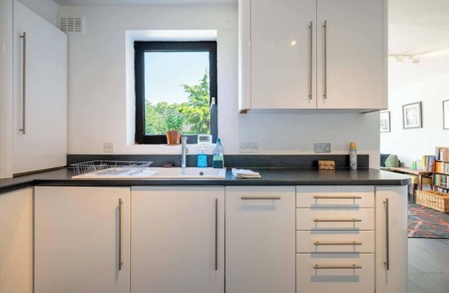 South Hampstead Apartment | Peaceful 2BDR Escape Near Primrose Hill