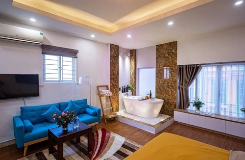 Hang Trong Apartment | Pearl/Bathtub/In the Old Quarter/Near Hoan Kiem Lake