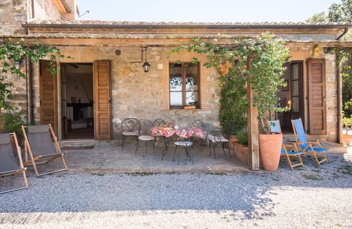 Sant'Angelo In Colle Apartment | Podere Giardino Wine & Bed – Melograno Apartment: Country House with Pool, Wi-Fi & AC