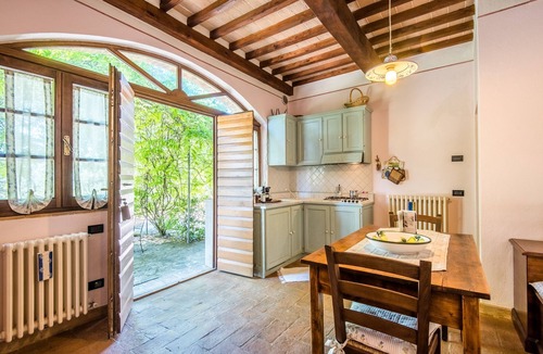 Sant'Angelo In Colle Apartment | Podere Giardino Wine & Bed – Glicine Apartment: Country House with Pool, Wi-Fi & AC