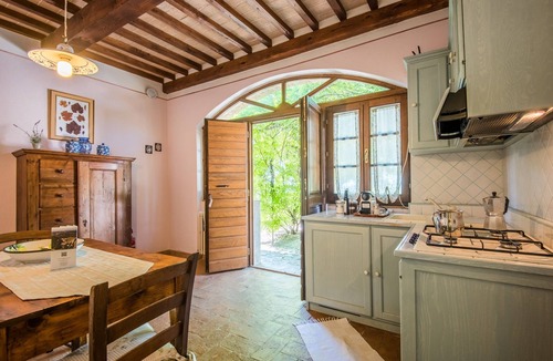 Sant'Angelo In Colle Apartment | Podere Giardino Wine & Bed – Glicine Apartment: Country House with Pool, Wi-Fi & AC