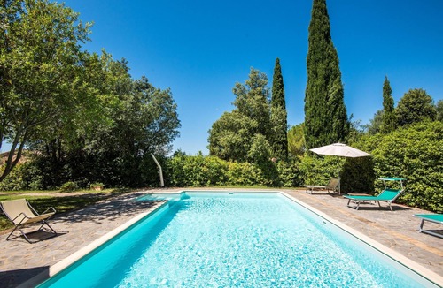 Sant'Angelo In Colle Apartment | Podere Giardino Wine & Bed – Glicine Apartment: Country House with Pool, Wi-Fi & AC