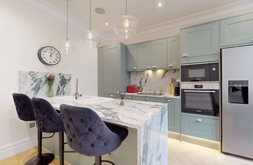 North Richmond Apartment | Prime 3BR Flat With Private Patio-Walk to Tube
