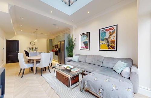 North Richmond Apartment | Prime 3BR Flat With Private Patio-Walk to Tube