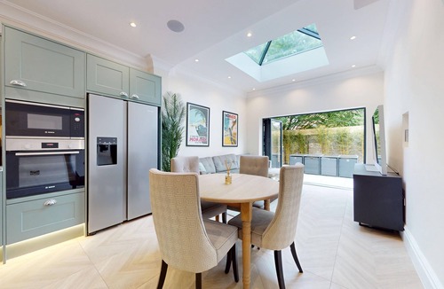 North Richmond Apartment | Prime 3BR Flat With Private Patio-Walk to Tube