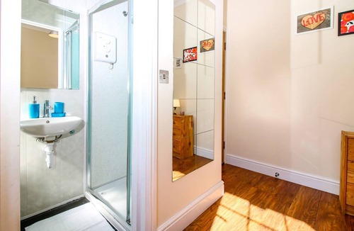 Whitechapel Apartment | Private en-suite at Liverpool street, Brick Ln