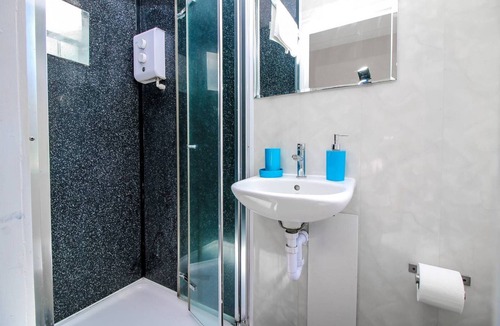 Whitechapel Apartment | Private en-suite at Liverpool street, Brick Ln