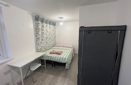 Haselbury Apartment | Private studio with a private bathroom and kitchenette