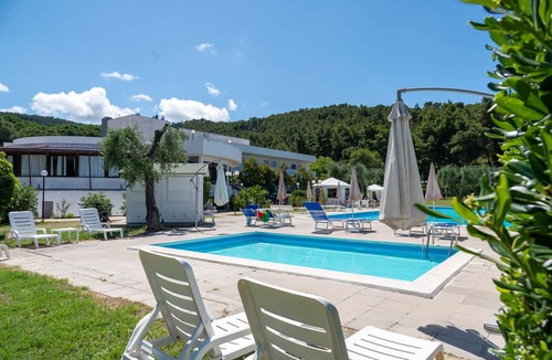 Mandrione House | Property In A Holiday Village 'Monolocale Con Giardino' with Shared Pool and Air Conditioning