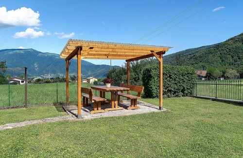 Alano di Piave Apartment | 'Prosecco Room' with Mountain View, Wi-Fi and Air Conditioning
