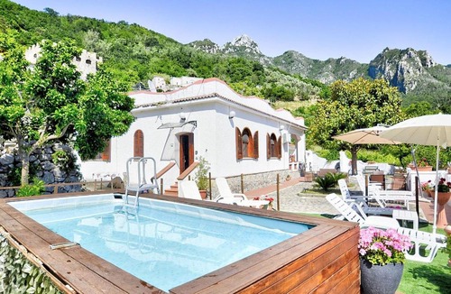 Pucara Villa | Pucara Villa Sleeps 2 with Pool and Air Con