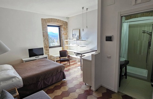 Potenza House | Quadruple Double Studio and Sofa Bed and Private Parking in Loco