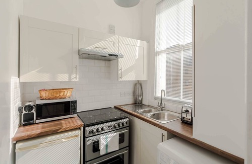 Kilburn Apartment | Queen's Park 2-Bed Apartment · Sleeps 4