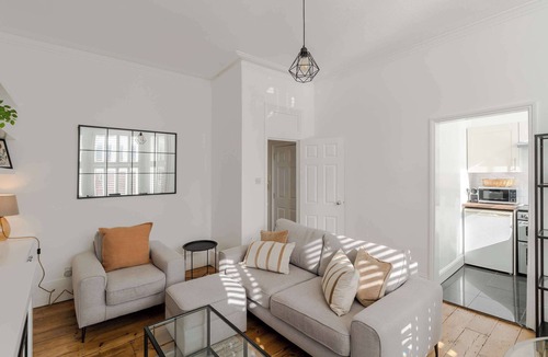 Kilburn Apartment | Queen's Park 2-Bed Apartment · Sleeps 4