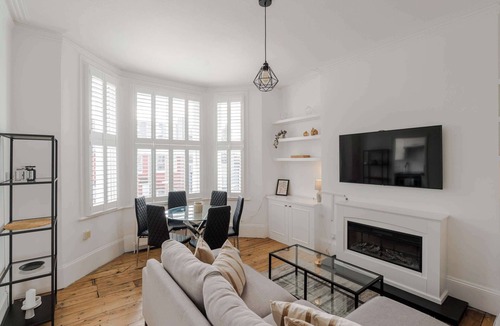 Kilburn Apartment | Queen's Park 2-Bed Apartment · Sleeps 4