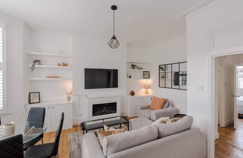 Kilburn Apartment | Queen's Park 2-Bed Apartment · Sleeps 4