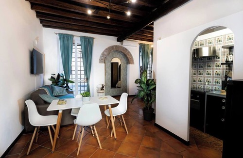 Rione II Trevi Apartment | Quiet Trevi Fountain Apartment Patio and Courtyard
