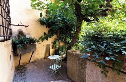 Rione II Trevi Apartment | Quiet Trevi Fountain Apartment Patio and Courtyard