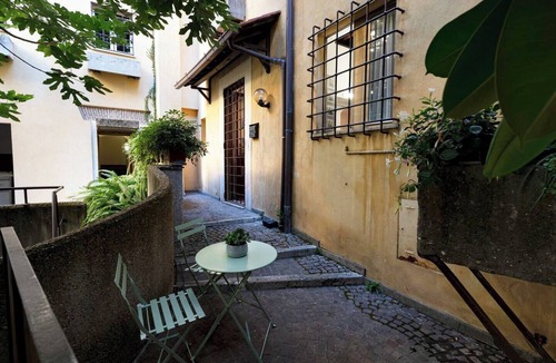 Rione II Trevi Apartment | Quiet Trevi Fountain Apartment Patio and Courtyard