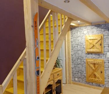 Saint-Jacques-des-Blats Apartment | Refuge chaleureux pour des vacances en famille