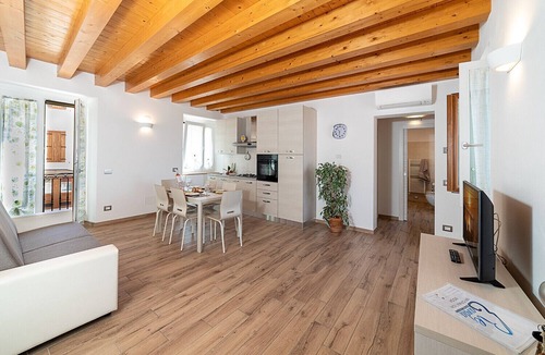 Bardolino Ski Chalet | Regarda - Romantic apartment Casa Rossa 1 with wifi, air conditioning