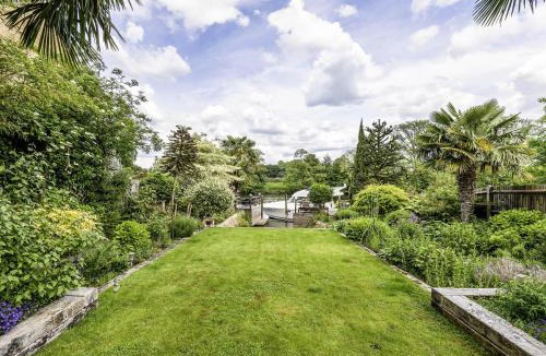 Richmond-upon-Thames House | River Haven - River Thames frontage house