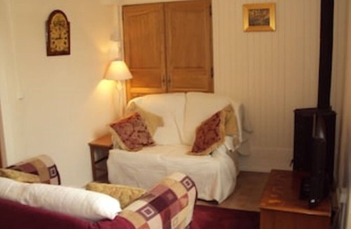 Beaulieu-sur-Dordogne Apartment | Riverside Apartment ‘Rose’ located in a beautiful riverbank setting