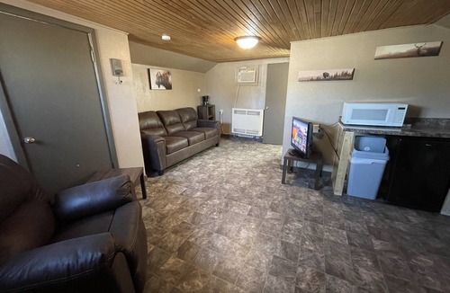 Faulkton Cabin | Rockin' E #11 - cozy, newly remodeled cabin
