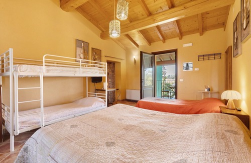Campagnolo Apartment | Room 'Amilcare' with Shared Terrace, Wi-Fi and Air Conditioning