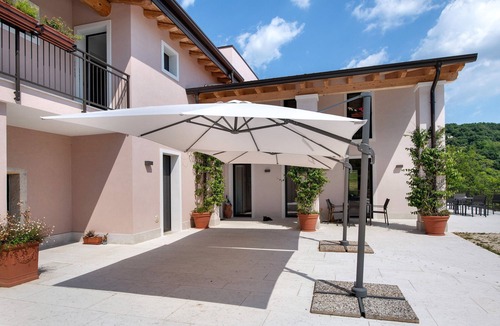 Negrar Apartment | Room 'Camera del Miele' with Shared Garden, Wi-Fi and Air Conditioning