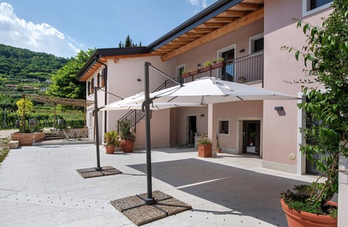 Negrar Apartment | Room 'Camera del Miele' with Shared Garden, Wi-Fi and Air Conditioning