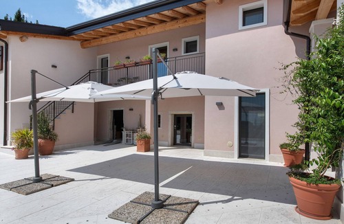Negrar Apartment | Room 'Camera del Miele' with Shared Garden, Wi-Fi and Air Conditioning