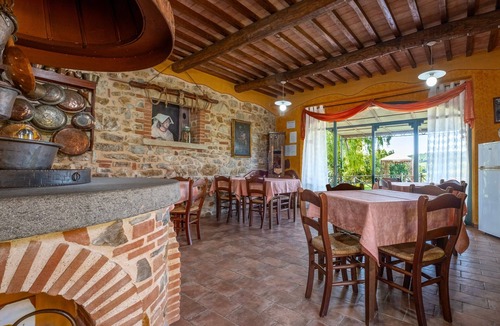 Manciano Apartment | Room 'Camera Degli Angeli - Il Maggio' with Shared Pool, Wi-Fi and Air Conditioning
