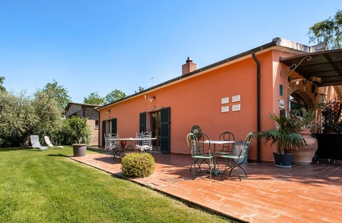 Manciano Apartment | Room 'Camera Degli Angeli - Il Maggio' with Shared Pool, Wi-Fi and Air Conditioning