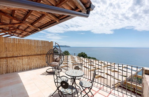 Caprioli Apartment | Room 'Camera Donna Carmela Vista Mare' with Sea View, Wi-Fi and Air Conditioning